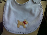 Babero bordado a mano perrito. Handmade embroidered bib puppy